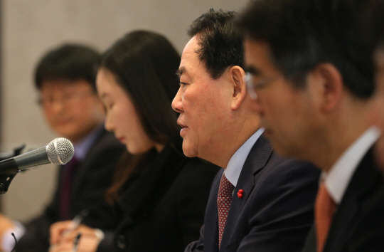 최경환 경제부총리가 23일 서울 소공동 롯데호텔에서 왕양 중국 국무원 부총리를 만나 인사말을 하고 있다.